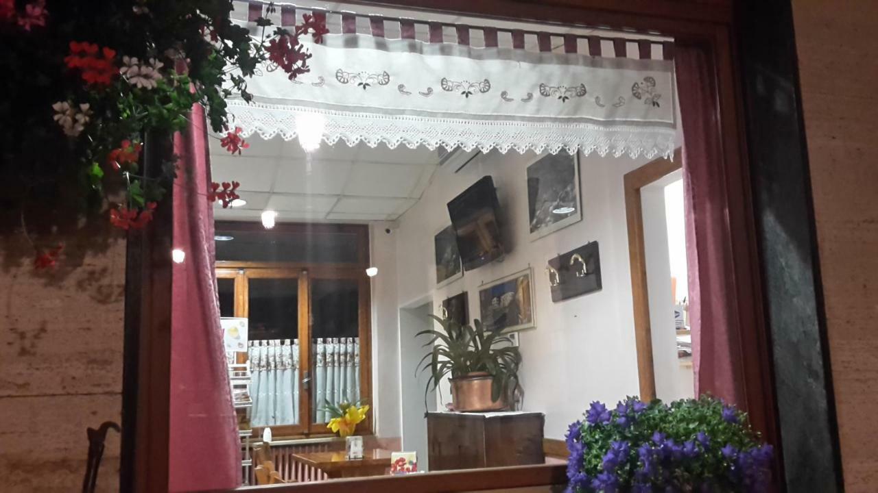 Albergo Ristorante Centro Vico Canavese Exterior foto